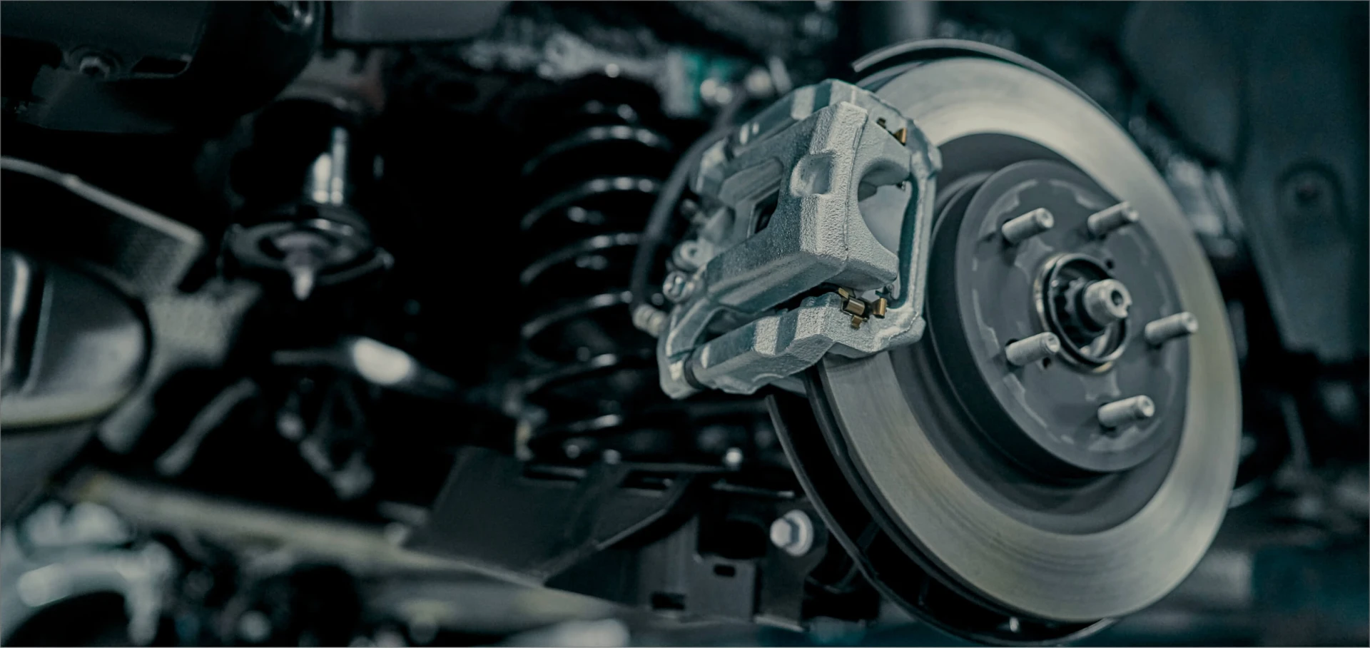 freno-disco-vehiculo-reparacion-proceso-reemplazo-llanta-nueva-reparacion-frenos-coche-garaje-suspension-coche-frenos-mantenimie-1920x.webp